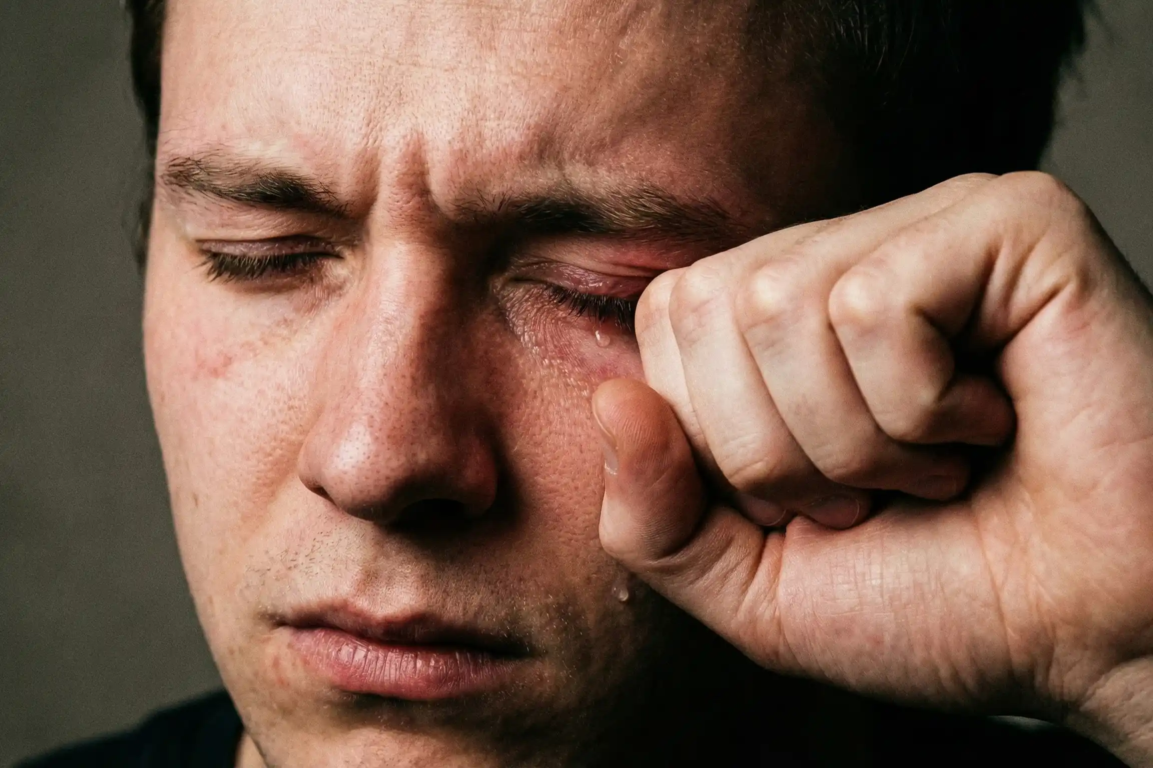 Ceratocone: Por que coçar os olhos pode deformar sua córnea e prejudicar a visão